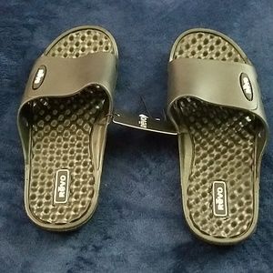 NWT! Revo Men's Sandals! Size 7/8/small